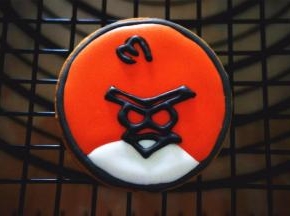 用黑色糖霜将图案描一次。