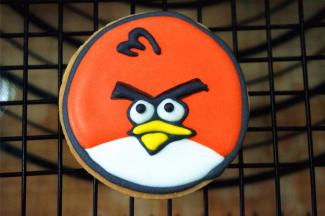 用黑色糖霜填充眉毛，白色糖霜填充眼睛，黄色糖霜填充嘴巴。眼睛干后再点上黑色糖霜即可。