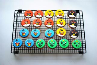 其他图案的糖霜饼干做法雷同，全部做好后放冷却架上晾干。