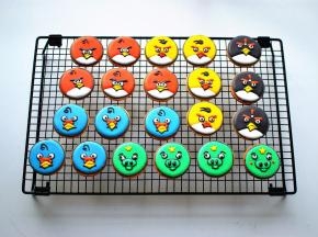 其他图案的糖霜饼干做法雷同，全部做好后放冷却架上晾干。