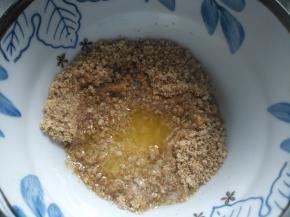 消化饼干压碎和黄油搅拌均匀