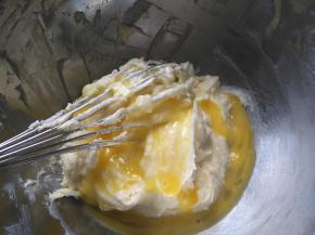 加入鸡蛋液搅拌均匀