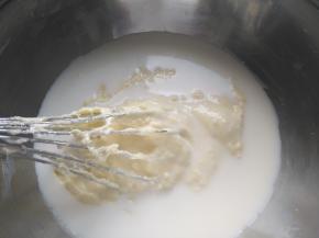 加入牛奶搅拌均匀