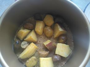 在模具里放入一半的板栗仁和番薯