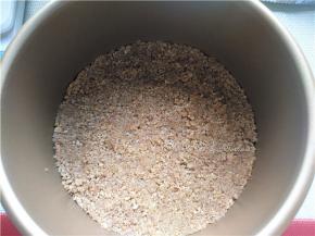 倒入模具内压紧实