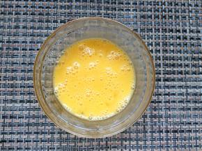 将鸡蛋打散备用。