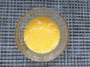 将鸡蛋打散备用。