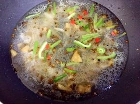 加入适量清水煮开，小火煮3分钟。将泡菜的味道煮出来。