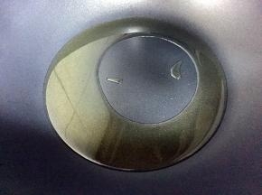 热锅倒油烧至八成热。