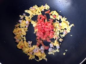 放入番茄翻炒片刻。