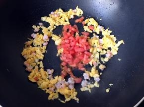 放入番茄翻炒片刻。