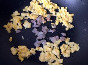  放入虾粒翻炒变色。