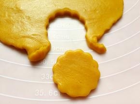 用模具压出形状，轻轻取出。