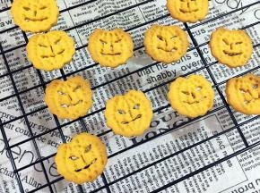 烤好的饼干放在烤架上晾凉，随即放入密封罐储存。