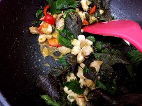 快速翻炒1分钟加入紫苏