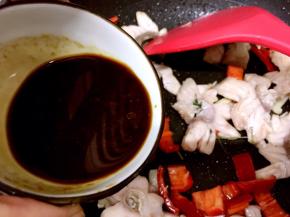 放入辣椒，翻炒1分钟，倒入芥末酱汁