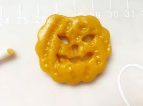 用粗的吸管按压吸捏出眼睛和嘴巴，用细的吸管按压吸捏出鼻子。