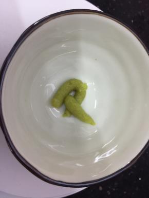 用一个小碗，放入芥末、酱油、玉米淀粉、蚝油，砂糖，水搅拌均匀备用