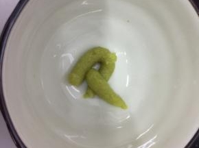 用一个小碗，放入芥末、酱油、玉米淀粉、蚝油，砂糖，水搅拌均匀备用