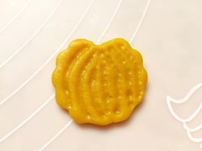 再用筷子尖的一头按压出纹路。