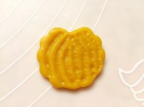 再用筷子尖的一头按压出纹路。