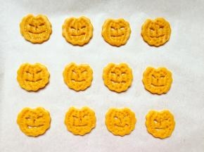 全部做好后烤箱150度预热10分钟，放入饼干烤10分钟即可。每个烤箱脾气不一样，自己控制烤箱时间。