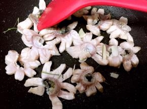 中火，热锅冷油，放入紫苏梗和蒜头爆香
放入脆鲩翻炒2分钟