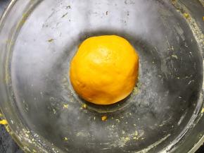 揉好的面团会有点粘手，放入冰箱冷藏半小时。