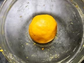 揉好的面团会有点粘手，放入冰箱冷藏半小时。