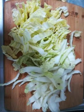 白菜切成丝，粗一点，细一点，个人爱好。
