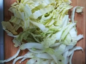 白菜切成丝，粗一点，细一点，个人爱好。