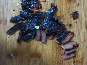 腊肉切块。