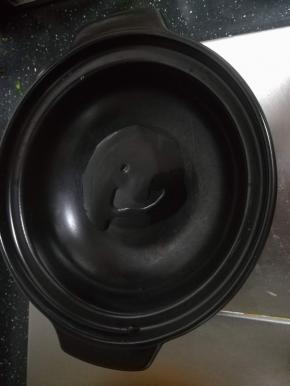 砂锅倒入适量的油。