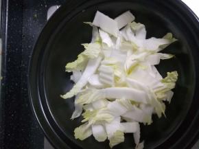 先放入白菜梆子部分翻炒均匀。