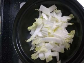 先放入白菜梆子部分翻炒均匀。