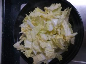 之后放入白菜叶子。