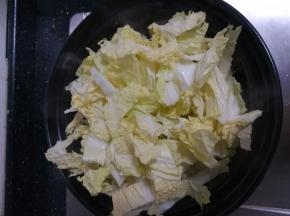 之后放入白菜叶子。