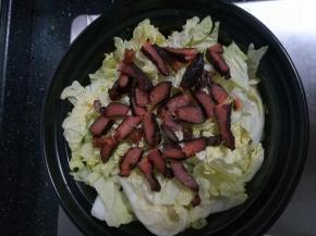 腊肉放在白菜上码好。