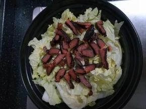 腊肉放在白菜上码好。