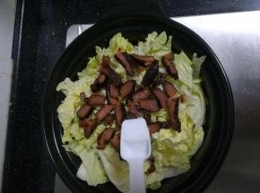 撒上一点食盐调味。撒均匀一点。