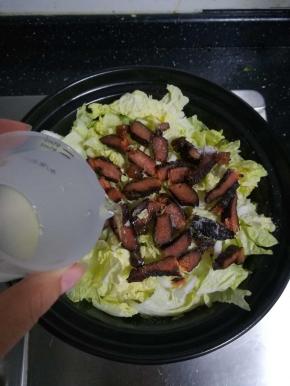 加入适量的清水，小火煮十分钟。