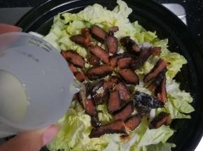 加入适量的清水，小火煮十分钟。