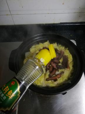 出锅前，倒入一点六月鲜提鲜。