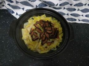 简单的白菜腊肉煲好了。