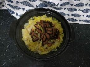 简单的白菜腊肉煲好了。