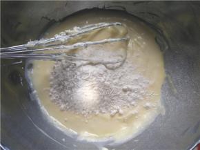 筛入低粉搅拌均匀