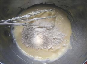 筛入低粉搅拌均匀