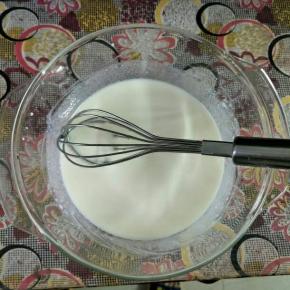 先做戚风蛋糕胚:
油和牛奶混合，用手动打蛋器搅拌均匀