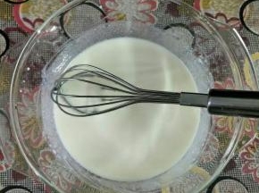 先做戚风蛋糕胚:
油和牛奶混合，用手动打蛋器搅拌均匀