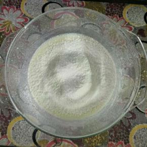 筛入低筋面粉，用刮刀翻拌均匀